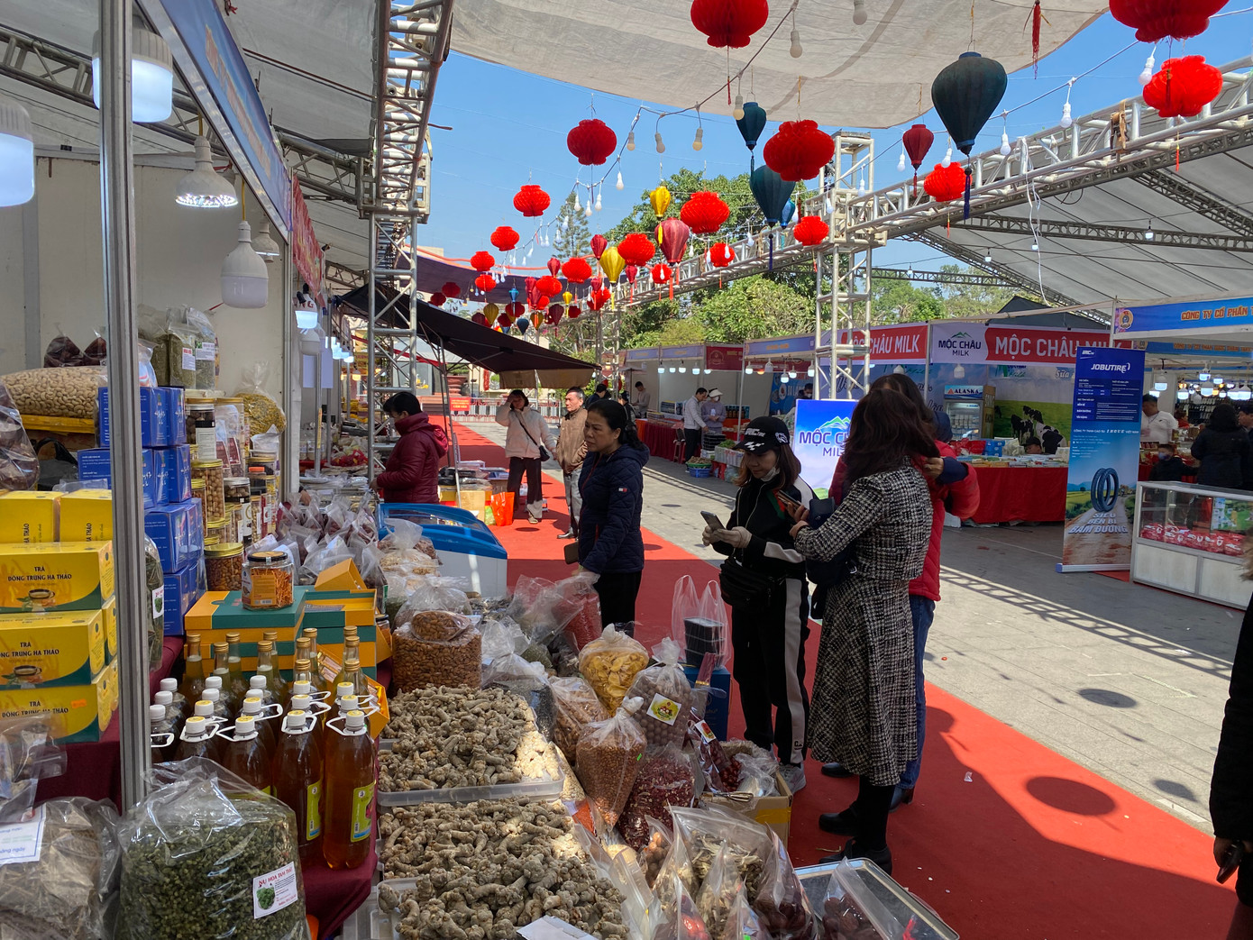 Dịp này, có gần 8.000 đoàn viên, người lao động trên địa bàn TP Hải Phòng được nhận phiếu mua hàng trị giá 200.000 đồng/phiếu để mua hàng hóa ở tất cả các gian hàng.