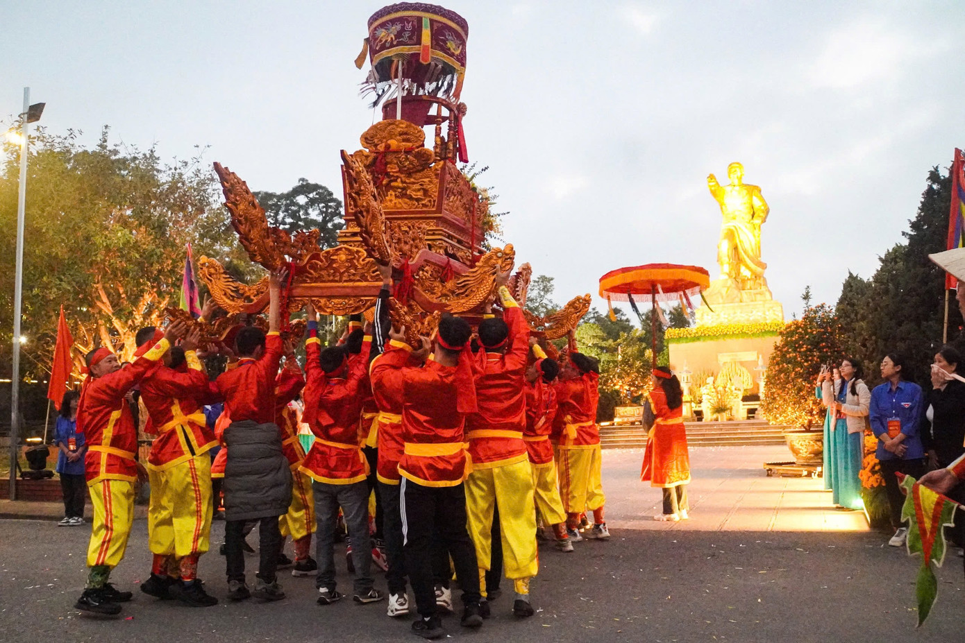 Các đoàn rước kiệu bát cống đến khu vực tượng đài Đức Vương Ngô Quyền thực hiện nghi lễ bái vọng, xoay kiệu vòng tròn rồi cả đoàn rước đồng thanh hô lớn, chạy như bay về linh Từ.