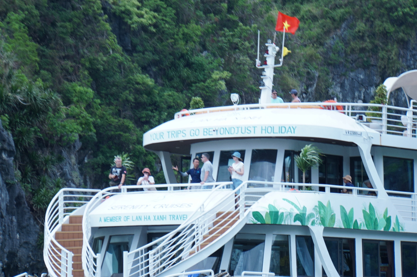 Khách du lịch tham quan làng chài cổ Việt Hải thuộc Quần đảo Cát Bà