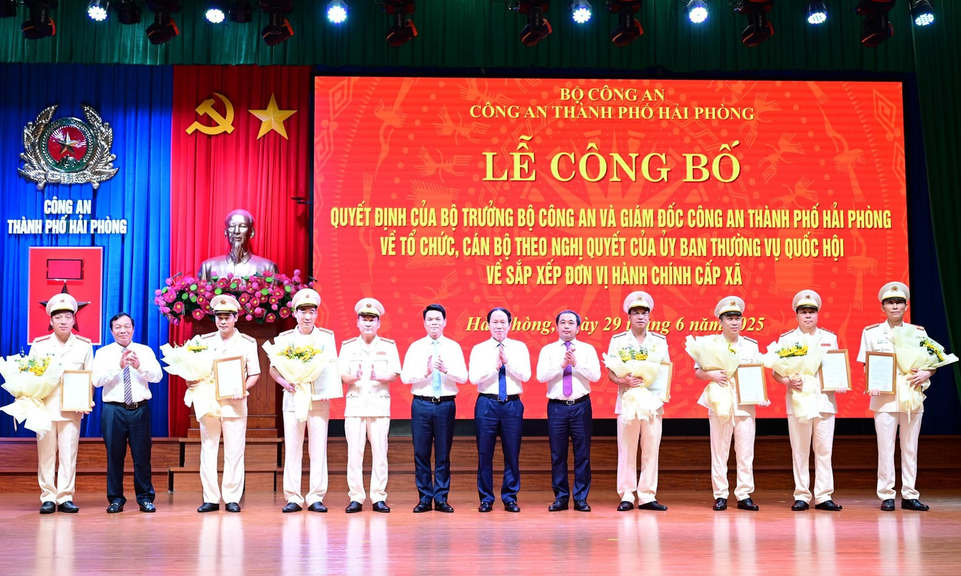 Thường trực Thành ủy Hải Phòng, Thường trực Tỉnh ủy Hải Dương tặng hoa chúc mừng 7 phó giám đốc Công an TP Hải Phòng.