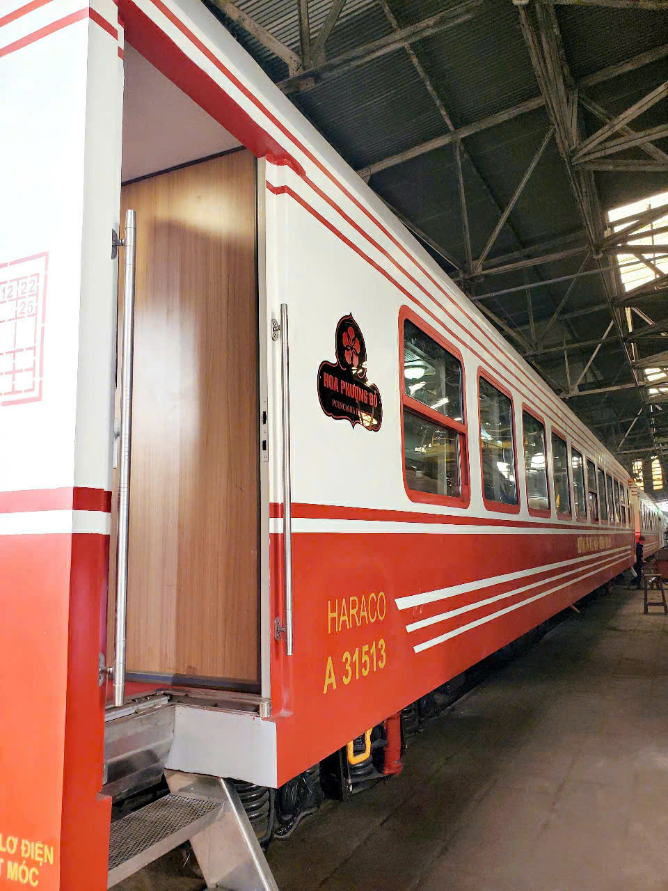 Hình ảnh đoàn tàu Hoa Phượng Đỏ bên ngoài và bên trong toa. Dự kiến 7/5, đoàn tàu sẽ được di chuyển về Hải Phòng để chuẩn bị khai trương tuyến Hà Nội - Hải Phòng.