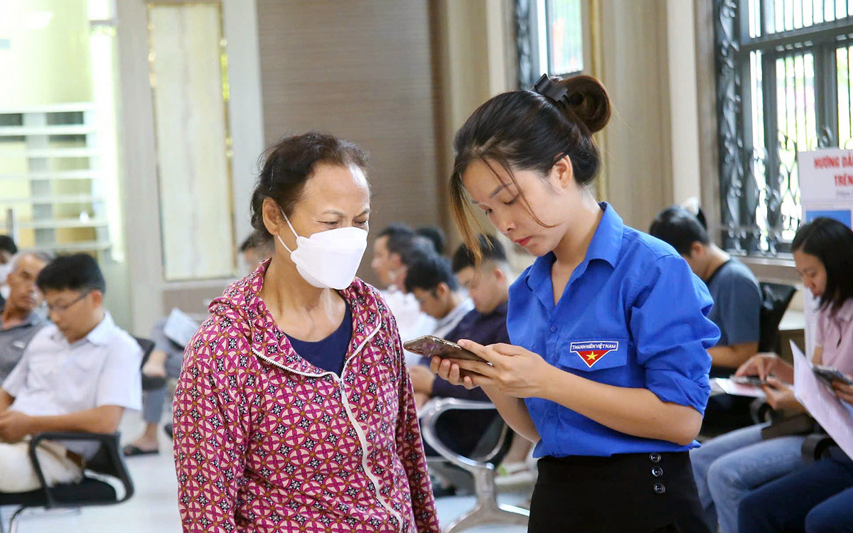 Các bạn trẻ Hải Phòng hỗ trợ người dân xếp số, hướng dẫn quy trình tiếp nhận và giải quyết các thủ tục hành chính.