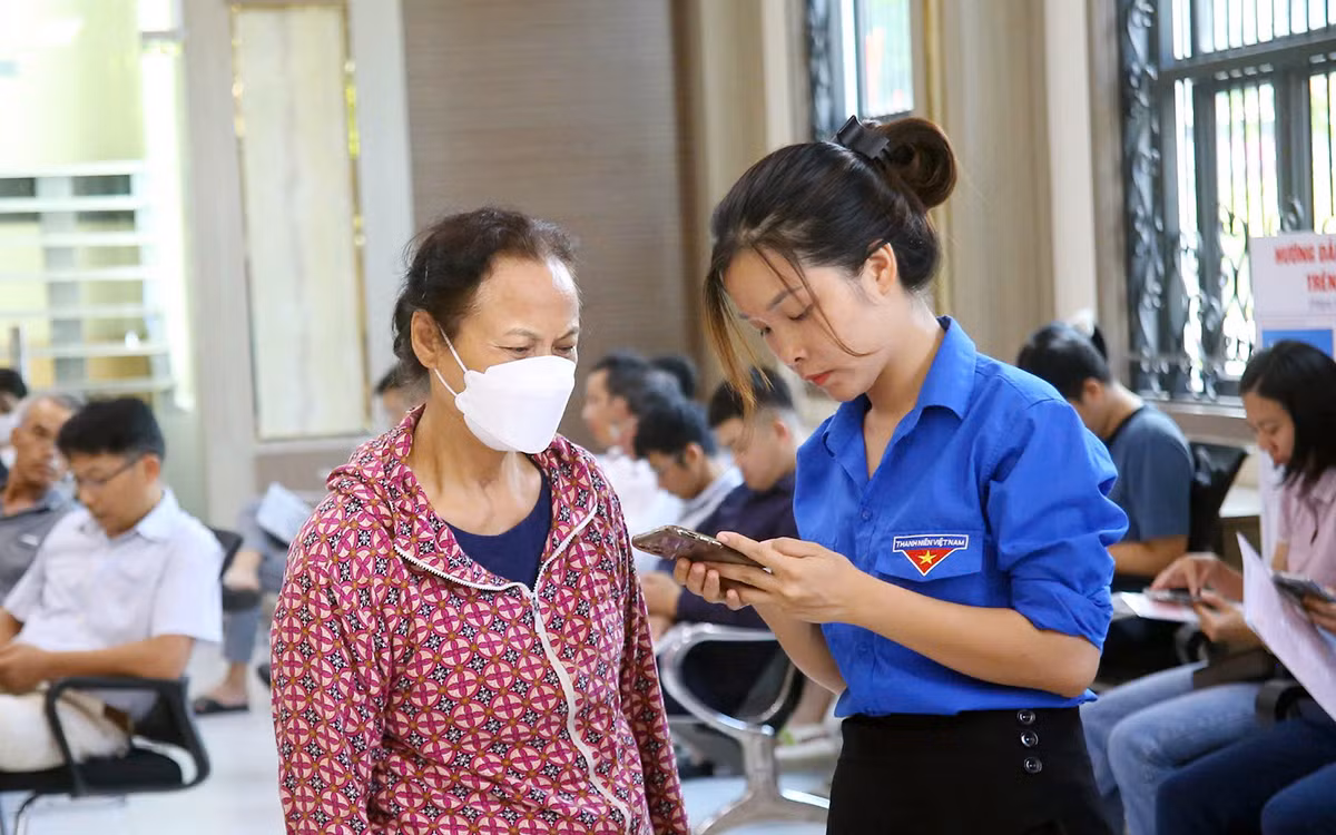 Các bạn trẻ Hải Phòng hỗ trợ người dân xếp số, hướng dẫn quy trình tiếp nhận và giải quyết các thủ tục hành chính.