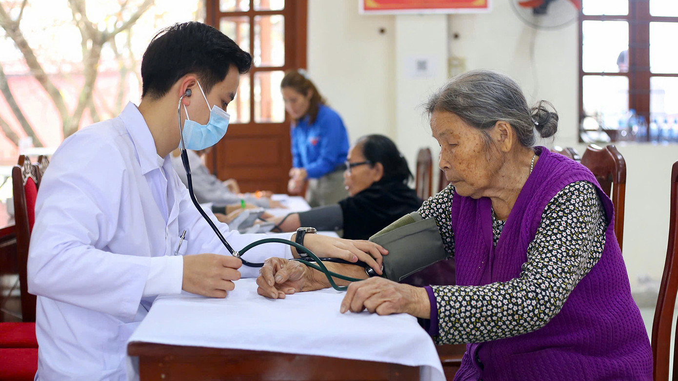 Tình nguyện viên khám chữa bệnh cho người cao tuổi. Tình nguyện viên khám chữa bệnh cho người cao tuổi.