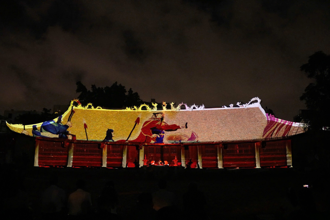 Các phân đoạn kể cuộc đời và những chiến công hiển hách của Đức Ngô Vương được trình diễn 3D Mapping trên mái Đình Hàng Kênh.