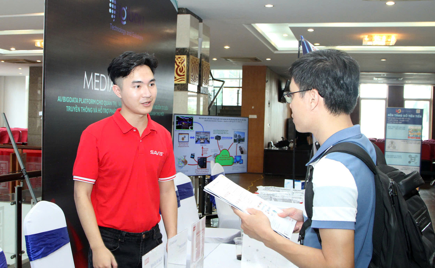 Các đại biểu dự buổi tọa đàm chuyển đổi số báo chí Hải Phòng để phát triển bền vững. Các đại biểu dự buổi tọa đàm chuyển đổi số báo chí Hải Phòng để phát triển bền vững.