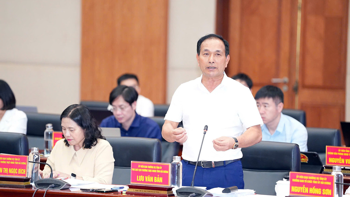 Các đại biểu phát biểu ý kiến trong buổi làm việc. Các đại biểu phát biểu ý kiến trong buổi làm việc.