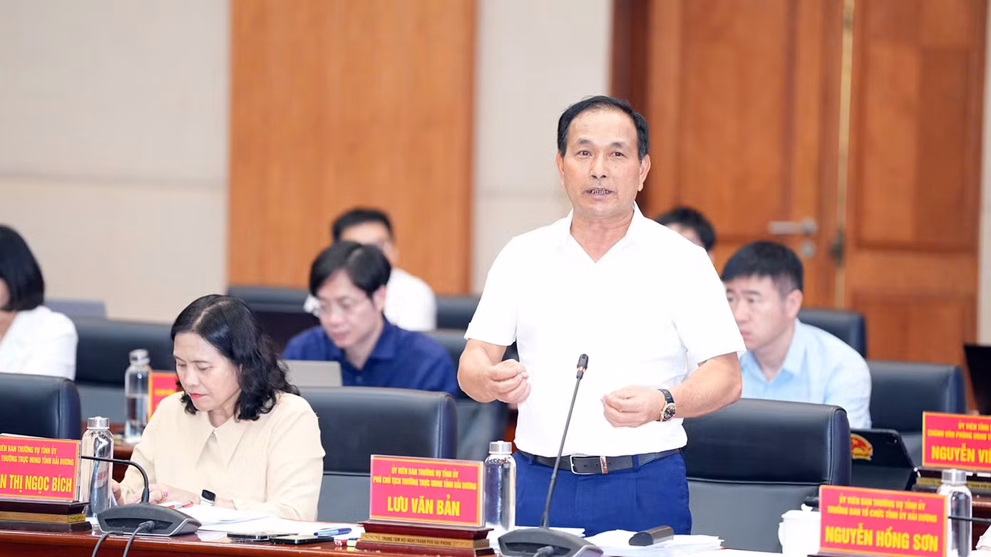 Các đại biểu phát biểu ý kiến trong buổi làm việc. Các đại biểu phát biểu ý kiến trong buổi làm việc.