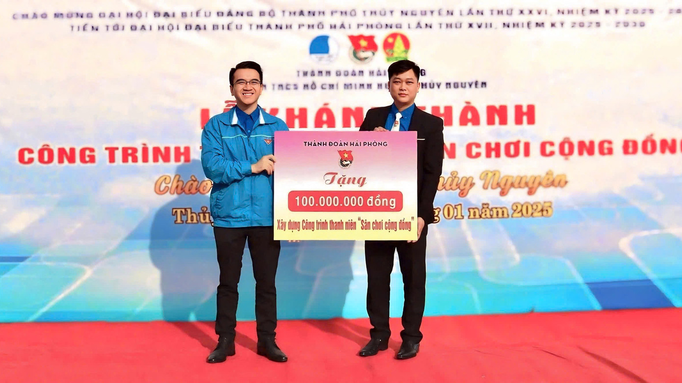 Anh Lê Khắc Nguyên Anh - Bí thư Thành Đoàn Hải Phòng trao biển tặng công trình thanh niên "Sân chơi cộng đồng" tại phường Thủy Đường, TP Thủy Nguyên. Anh Lê Khắc Nguyên Anh - Bí thư Thành Đoàn Hải Phòng trao biển tặng công trình thanh niên "Sân chơi cộng đồng" tại phường Thủy Đường, TP Thủy Nguyên.