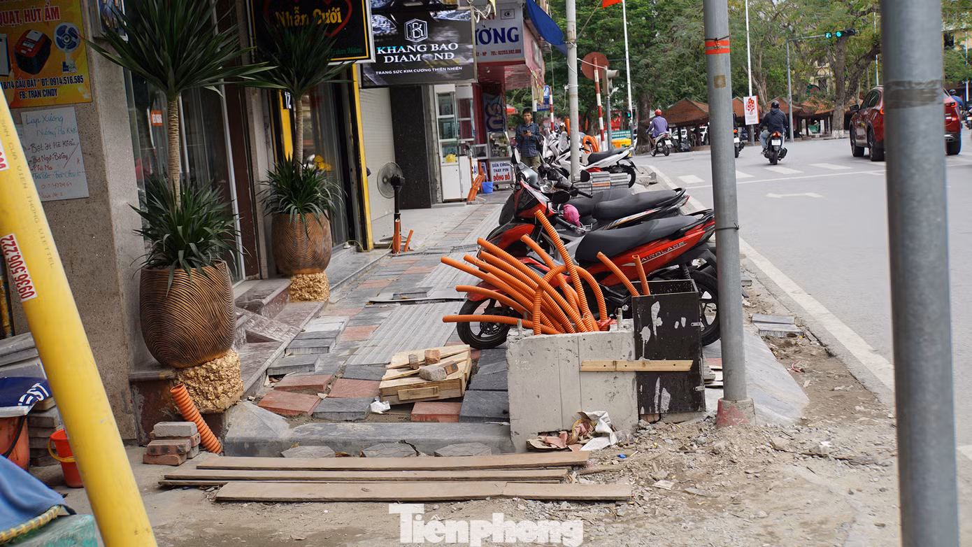 Trong đó, dự án sửa chữa vỉa hè phố Cầu Đất, Lương Khánh Thiện, Nguyễn Khuyến (quận Ngô Quyền) được triển khai từ cuối năm 2024, dự kiến hoàn thành giữa năm 2025. Tuy nhiên, đến nay nhiều hạng mục như: lát đá, bó vỉa, hệ thống điện, nước, cáp viễn thông... vẫn ngổn ngang vật liệu.