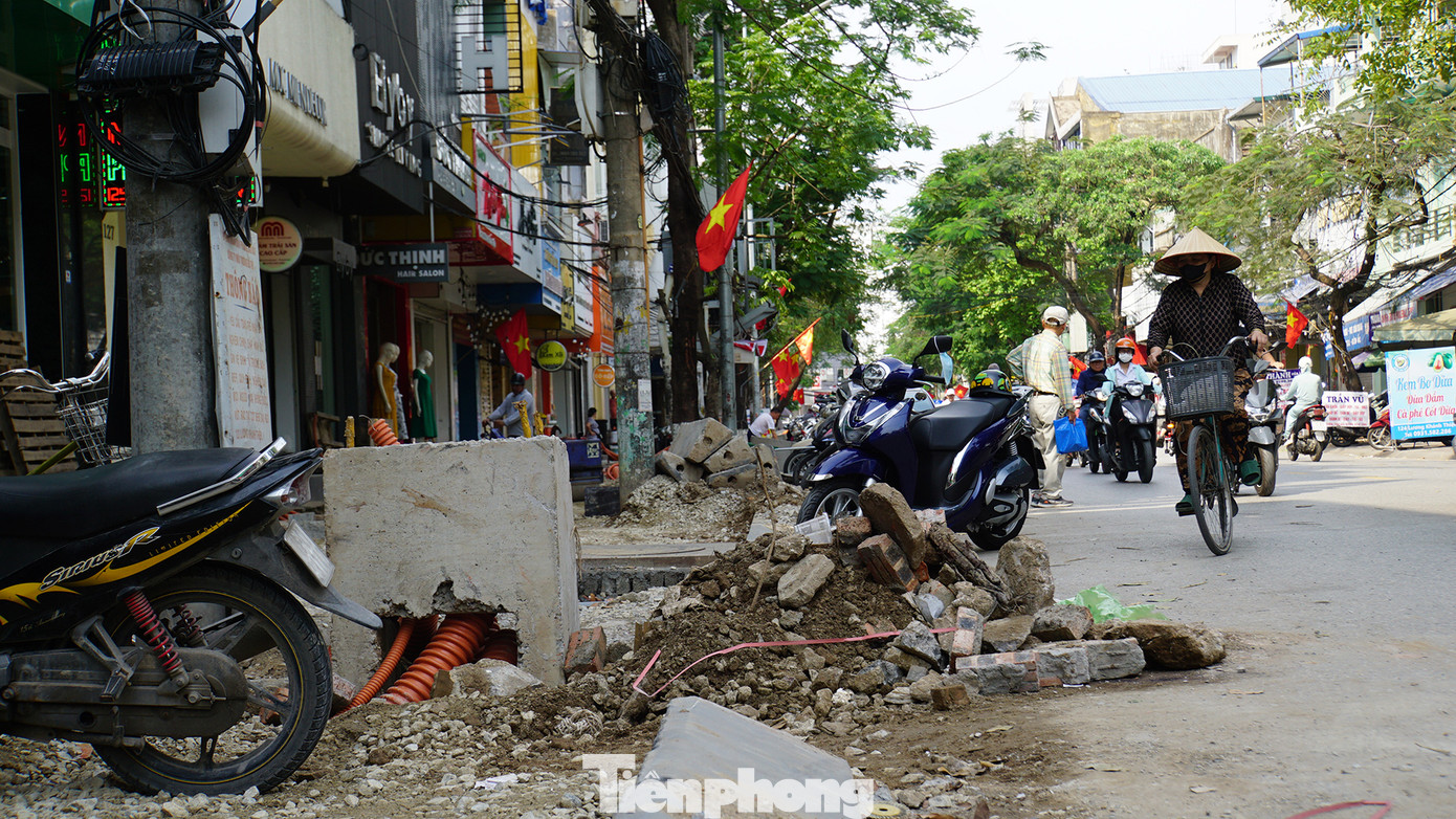 Tương tự, khu phố Lương Khánh Thiện (quận Ngô Quyền) cũng được thi công từ cuối năm 2024, song đến nay tuyến phố này vẫn ngổn ngang vật liệu, gạch đá. Hàng trăm hộ kinh doanh dọc phố trung tâm này chật vật vì không bán được hàng, cuộc sống bị đảo lộn. Tương tự, khu phố Lương Khánh Thiện (quận Ngô Quyền) cũng được thi công từ cuối năm 2024, song đến nay tuyến phố này vẫn ngổn ngang vật liệu, gạch đá. Hàng trăm hộ kinh doanh dọc phố trung tâm này chật vật vì không bán được hàng, cuộc sống bị đảo lộn.