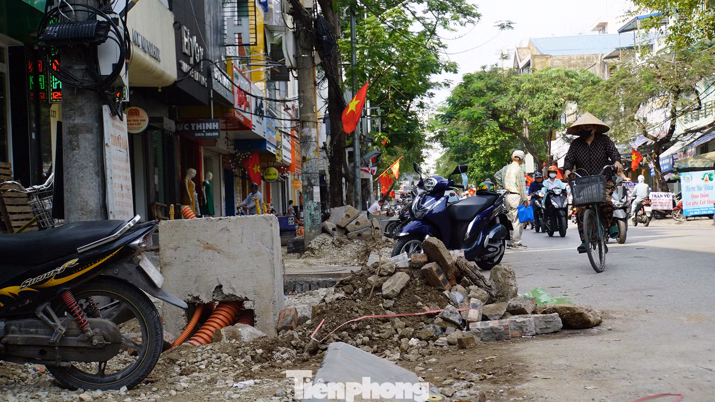 Tương tự, khu phố Lương Khánh Thiện (quận Ngô Quyền) cũng được thi công từ cuối năm 2024, song đến nay tuyến phố này vẫn ngổn ngang vật liệu, gạch đá. Hàng trăm hộ kinh doanh dọc phố trung tâm này chật vật vì không bán được hàng, cuộc sống bị đảo lộn.
