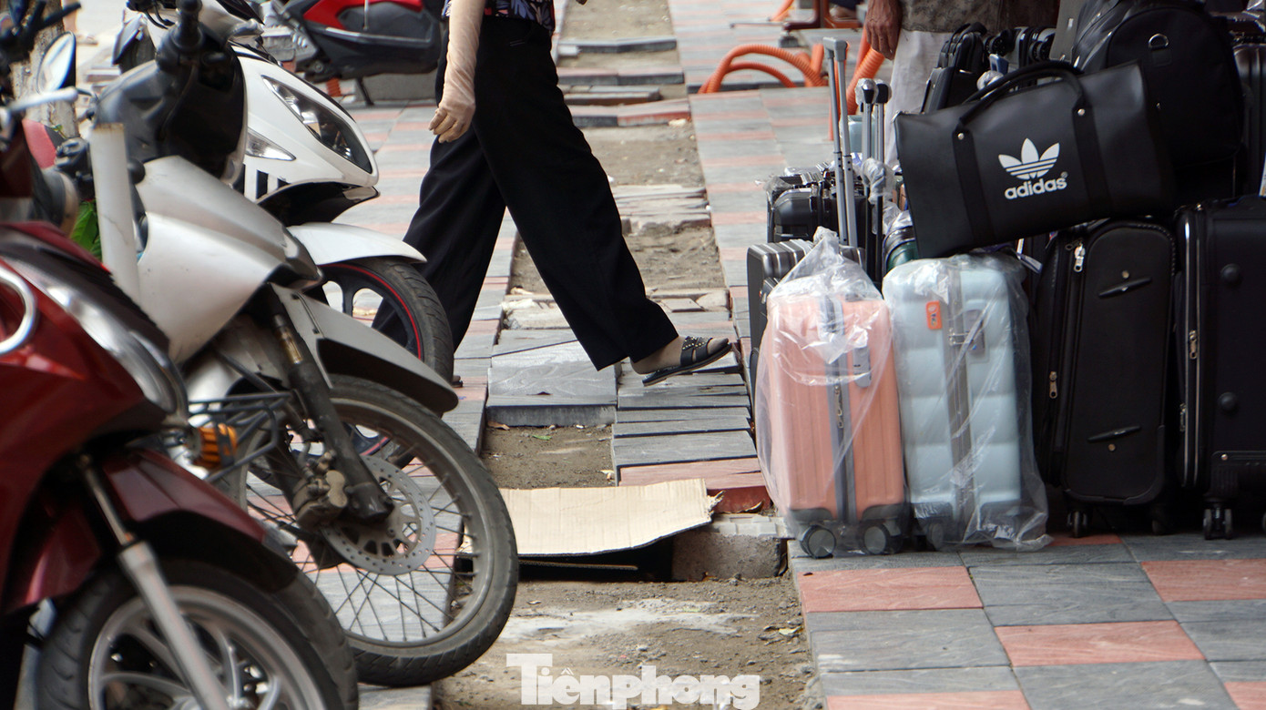 Một số khu vực đã lát đá vỉa hè nhưng chưa hoàn thiện kéo dài trong nhiều tháng khiến các hộ kinh doanh gặp nhiều khó khăn. Một số khu vực đã lát đá vỉa hè nhưng chưa hoàn thiện kéo dài trong nhiều tháng khiến các hộ kinh doanh gặp nhiều khó khăn.