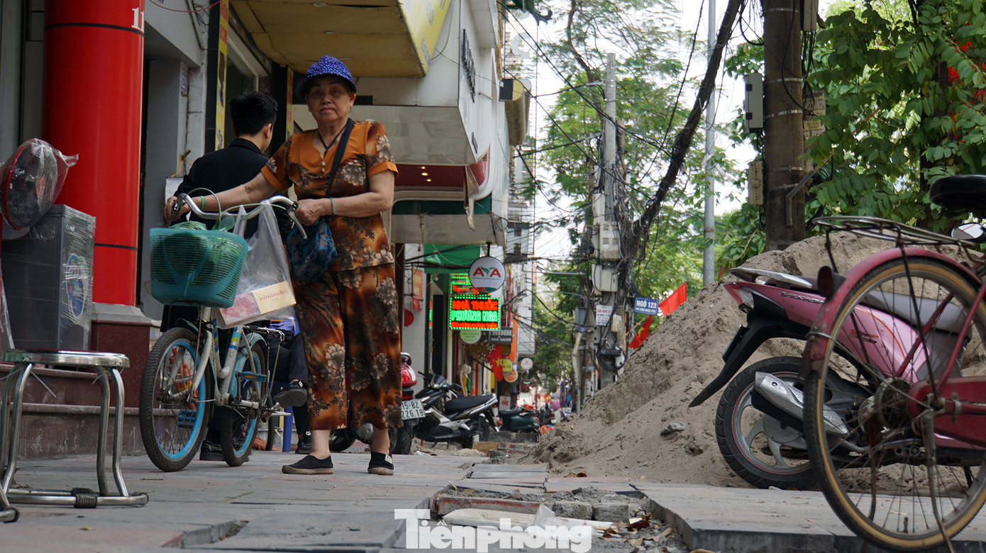 Do vật liệu ngổn ngang, đá lát dở dang trên vỉa hè khiến người dân cũng không còn lối đi bộ. Do vật liệu ngổn ngang, đá lát dở dang trên vỉa hè khiến người dân cũng không còn lối đi bộ.