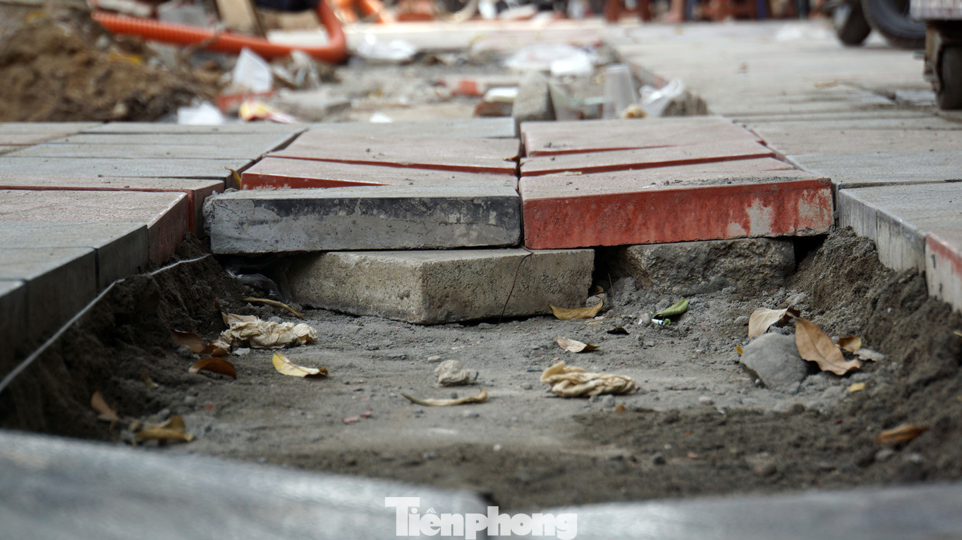 Do vật liệu ngổn ngang, đá lát dở dang trên vỉa hè khiến người dân cũng không còn lối đi bộ. Do vật liệu ngổn ngang, đá lát dở dang trên vỉa hè khiến người dân cũng không còn lối đi bộ.