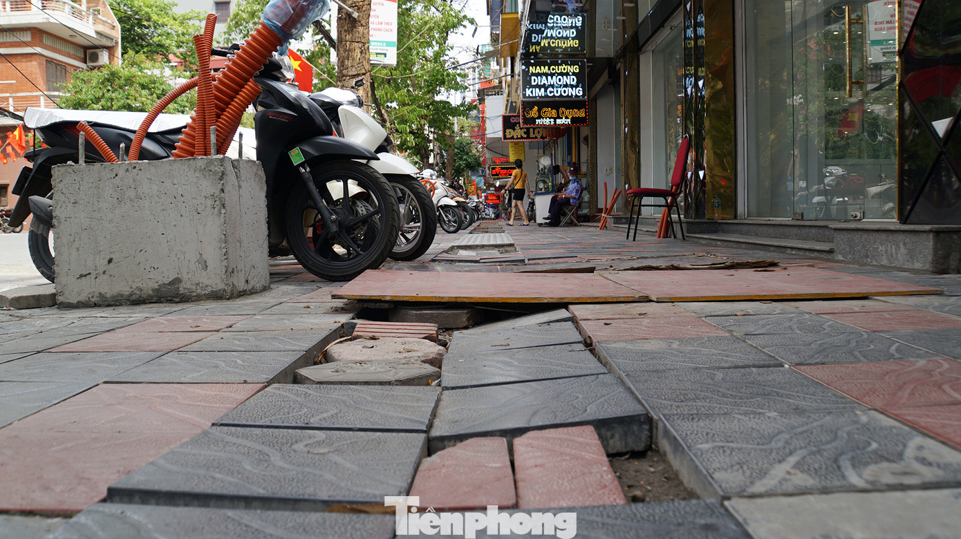 Ghi nhận của PV Tiền Phong, vỉa hè phố Cầu Đất dài khoảng 1km vẫn ngổn ngang gạch đá, vật liệu xây dựng gây ảnh hưởng cuộc sống, hoạt động kinh doanh buôn bán của người dân. Ghi nhận của PV Tiền Phong, vỉa hè phố Cầu Đất dài khoảng 1km vẫn ngổn ngang gạch đá, vật liệu xây dựng gây ảnh hưởng cuộc sống, hoạt động kinh doanh buôn bán của người dân.