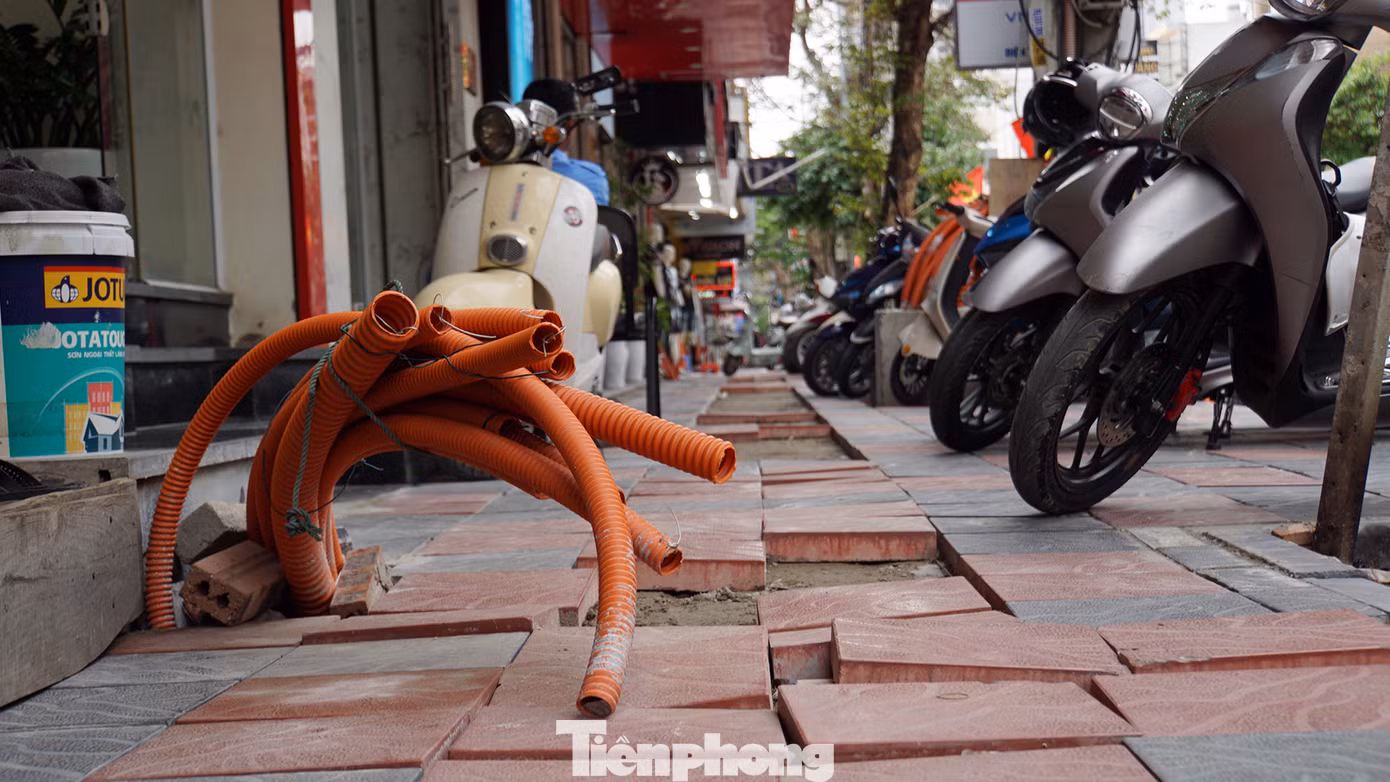 Đáng chú ý, có tình trạng lực lượng thi công di chuyển ổ điện như "cơm bữa" tại khu vực 45-47-49-51 Cầu Đất dẫn đến mâu thuẫn, ảnh hưởng đến tình hình an ninh, trật tự cả khu phố. Chính quyền địa phương đã nhiều lần họp bàn nhưng đến nay vẫn chưa có phương án giải quyết.