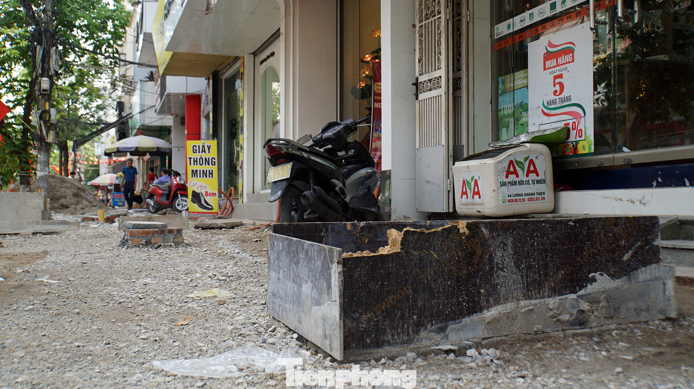 Chị Hoa (35 tuổi) chia sẻ, hàng loạt hố ga được đào xới cả tháng nhưng chưa thi công khiến các hộ dân kinh doanh mặt phố Lương Khánh Thiện khốn khổ. Nhiều cửa hàng thực phẩm ế khách, còn các cửa hàng kinh doanh mỹ phẩm, thời trang luôn trong tình trạng cửa đóng then cài trong khi chủ cơ sở kinh doanh vẫn phải đóng tiền thuê mặt bằng, tiền điện nước đầy đủ. Chị Hoa (35 tuổi) chia sẻ, hàng loạt hố ga được đào xới cả tháng nhưng chưa thi công khiến các hộ dân kinh doanh mặt phố Lương Khánh Thiện khốn khổ. Nhiều cửa hàng thực phẩm ế khách, còn các cửa hàng kinh doanh mỹ phẩm, thời trang luôn trong tình trạng cửa đóng then cài trong khi chủ cơ sở kinh doanh vẫn phải đóng tiền thuê mặt bằng, tiền điện nước đầy đủ.