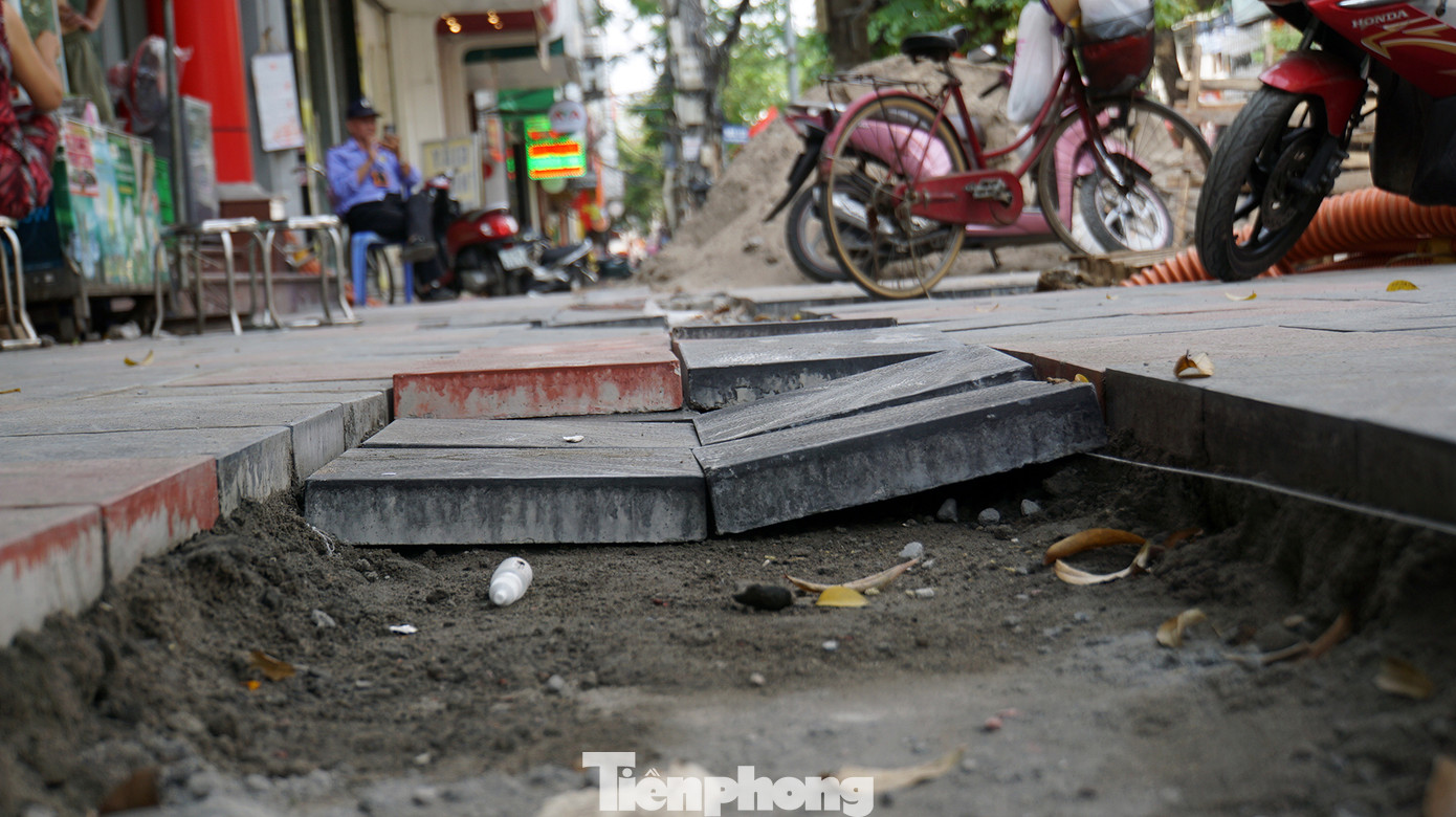 Do vật liệu ngổn ngang, đá lát dở dang trên vỉa hè khiến người dân cũng không còn lối đi bộ. Do vật liệu ngổn ngang, đá lát dở dang trên vỉa hè khiến người dân cũng không còn lối đi bộ.