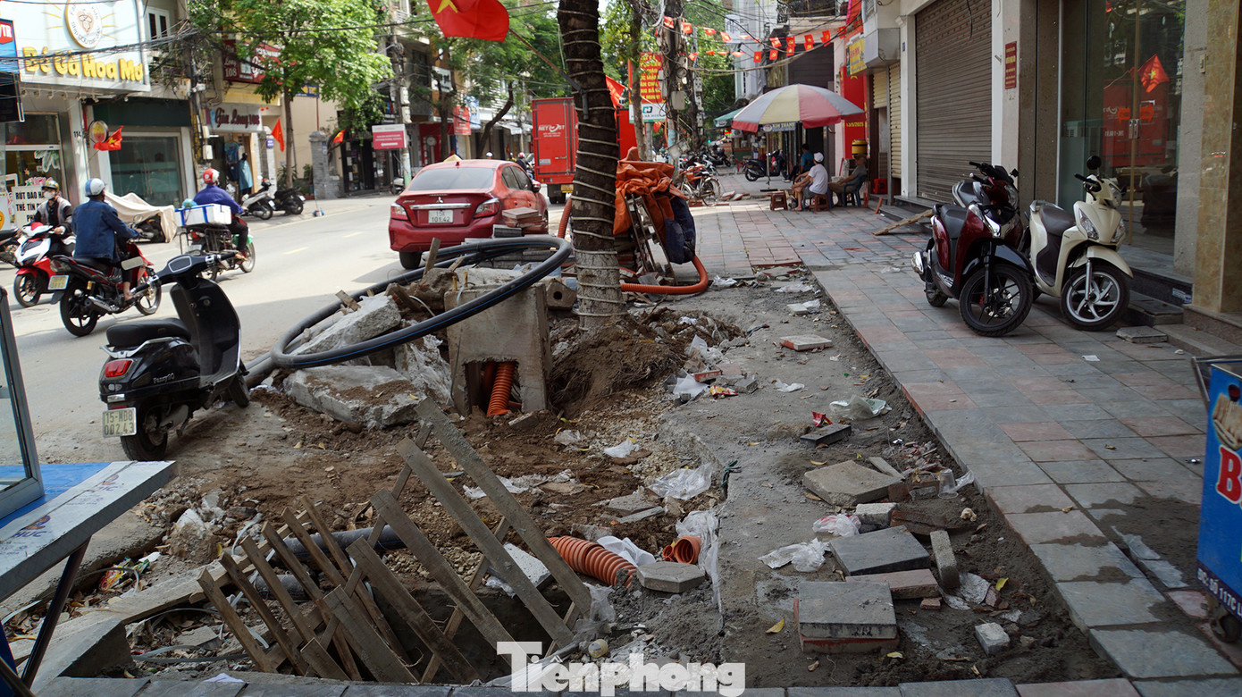Trao đổi với Tiền Phong, đại diện Trung tâm Quản lý, Bảo trì giao thông công cộng và Đăng kiểm thủy (thuộc Sở Xây dựng sau sáp nhập) cho biết, dự kiến dự án sửa chữa vỉa hè phố Cầu Đất, Lương Khánh Thiện (quận Ngô Quyền) sẽ hoàn thiện vào tháng 6. Tuy nhiên do khối lượng công việc lớn, phức tạp, phải thay đổi thiết kế lối ngõ ra phố và vị trí ổ điện. Do đó, việc tổ chức thi công gặp khó khăn dẫn đến tình trạng chậm tiến độ, nhếch nhác. Trao đổi với Tiền Phong, đại diện Trung tâm Quản lý, Bảo trì giao thông công cộng và Đăng kiểm thủy (thuộc Sở Xây dựng sau sáp nhập) cho biết, dự kiến dự án sửa chữa vỉa hè phố Cầu Đất, Lương Khánh Thiện (quận Ngô Quyền) sẽ hoàn thiện vào tháng 6. Tuy nhiên do khối lượng công việc lớn, phức tạp, phải thay đổi thiết kế lối ngõ ra phố và vị trí ổ điện. Do đó, việc tổ chức thi công gặp khó khăn dẫn đến tình trạng chậm tiến độ, nhếch nhác.