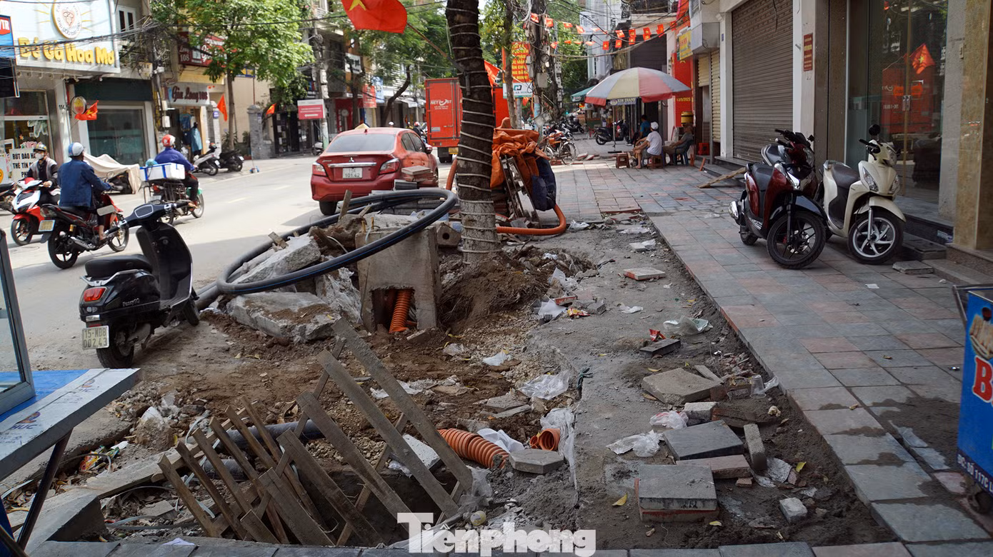 Trao đổi với Tiền Phong, đại diện Trung tâm Quản lý, Bảo trì giao thông công cộng và Đăng kiểm thủy (thuộc Sở Xây dựng sau sáp nhập) cho biết, dự kiến dự án sửa chữa vỉa hè phố Cầu Đất, Lương Khánh Thiện (quận Ngô Quyền) sẽ hoàn thiện vào tháng 6. Tuy nhiên do khối lượng công việc lớn, phức tạp, phải thay đổi thiết kế lối ngõ ra phố và vị trí ổ điện. Do đó, việc tổ chức thi công gặp khó khăn dẫn đến tình trạng chậm tiến độ, nhếch nhác.