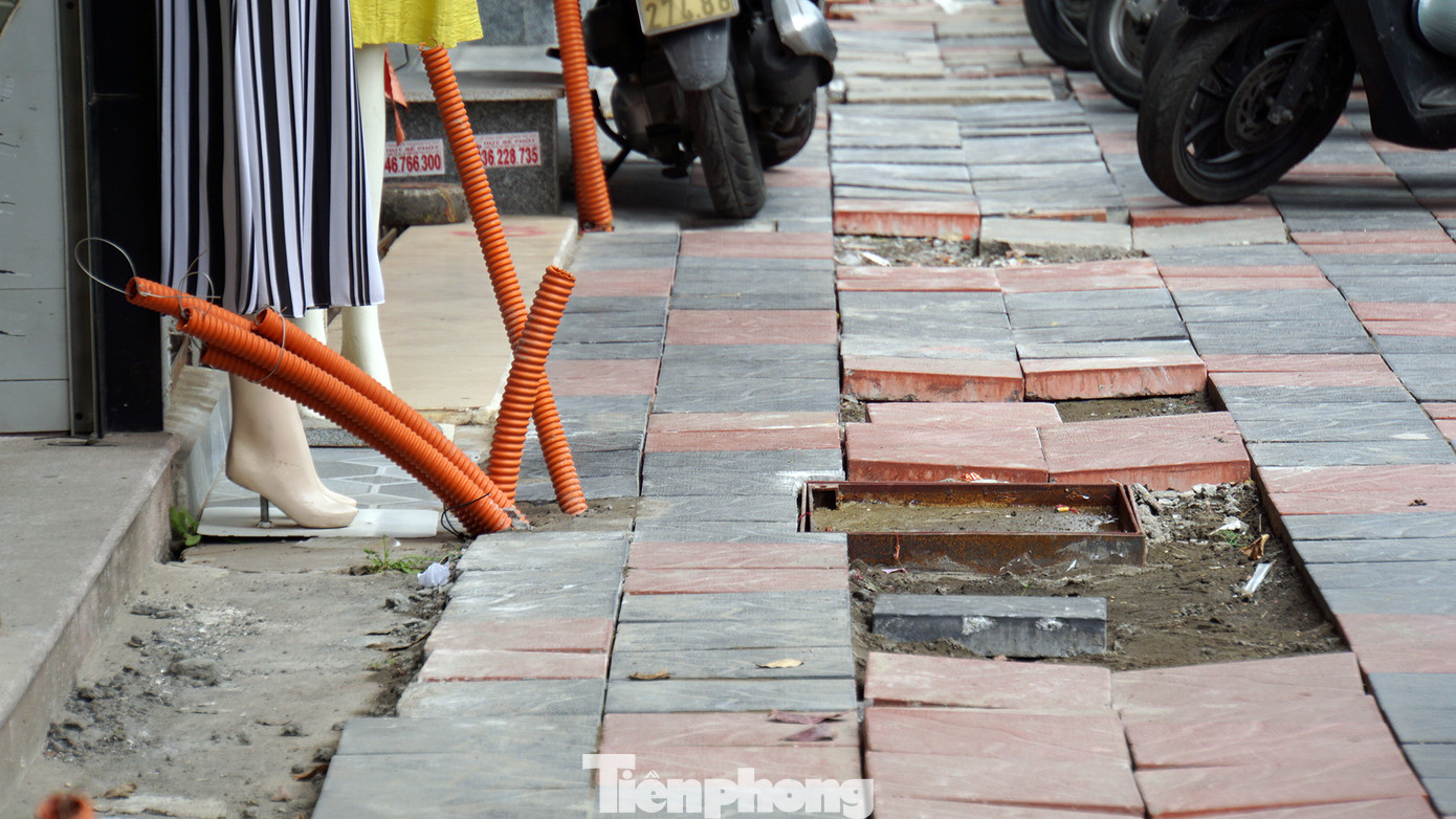 Ghi nhận của PV Tiền Phong, vỉa hè phố Cầu Đất dài khoảng 1km vẫn ngổn ngang gạch đá, vật liệu xây dựng gây ảnh hưởng cuộc sống, hoạt động kinh doanh buôn bán của người dân. Ghi nhận của PV Tiền Phong, vỉa hè phố Cầu Đất dài khoảng 1km vẫn ngổn ngang gạch đá, vật liệu xây dựng gây ảnh hưởng cuộc sống, hoạt động kinh doanh buôn bán của người dân.