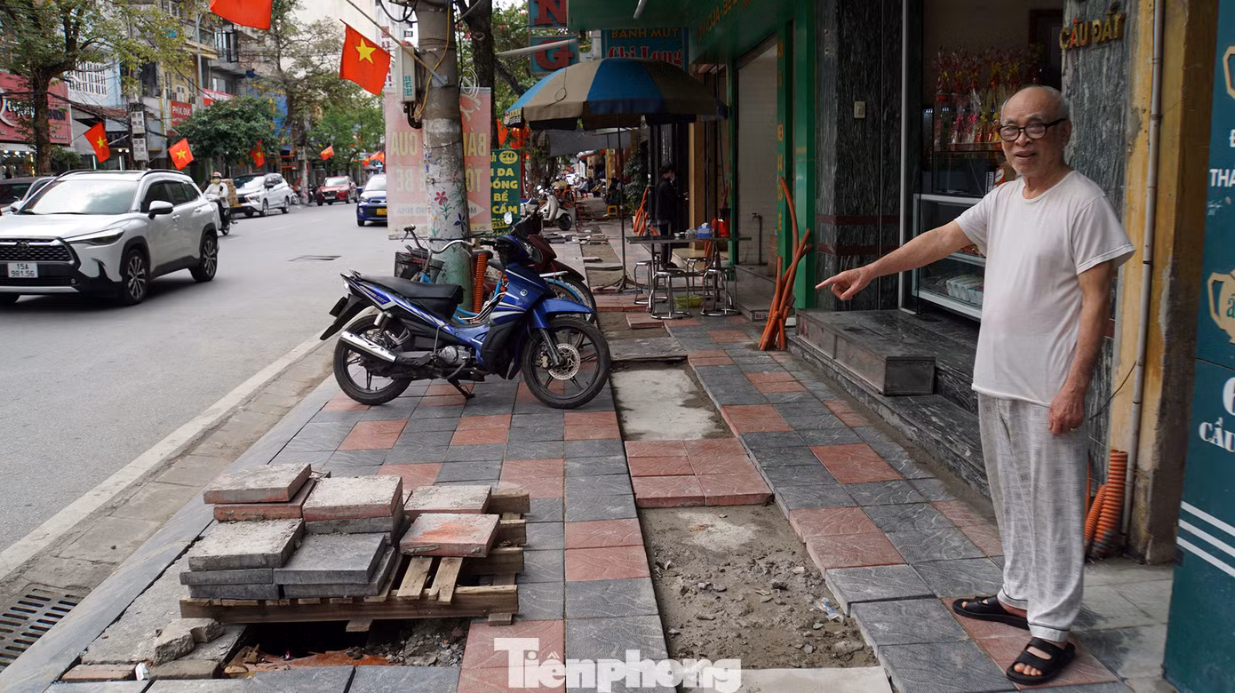 Ông Cao Xuân Đàm (92 tuổi, ở phố Cầu Đất) cho biết, công nhân tới làm dăm bữa nửa tháng thì nghỉ để lại cả đống vật liệu khiến nhiều hộ kinh doanh mặt phố "khốn khổ" từ trước Tết đến nay. Nhiều hố ga, trụ điện thi công dở dang tiềm ẩn nguy hiểm.