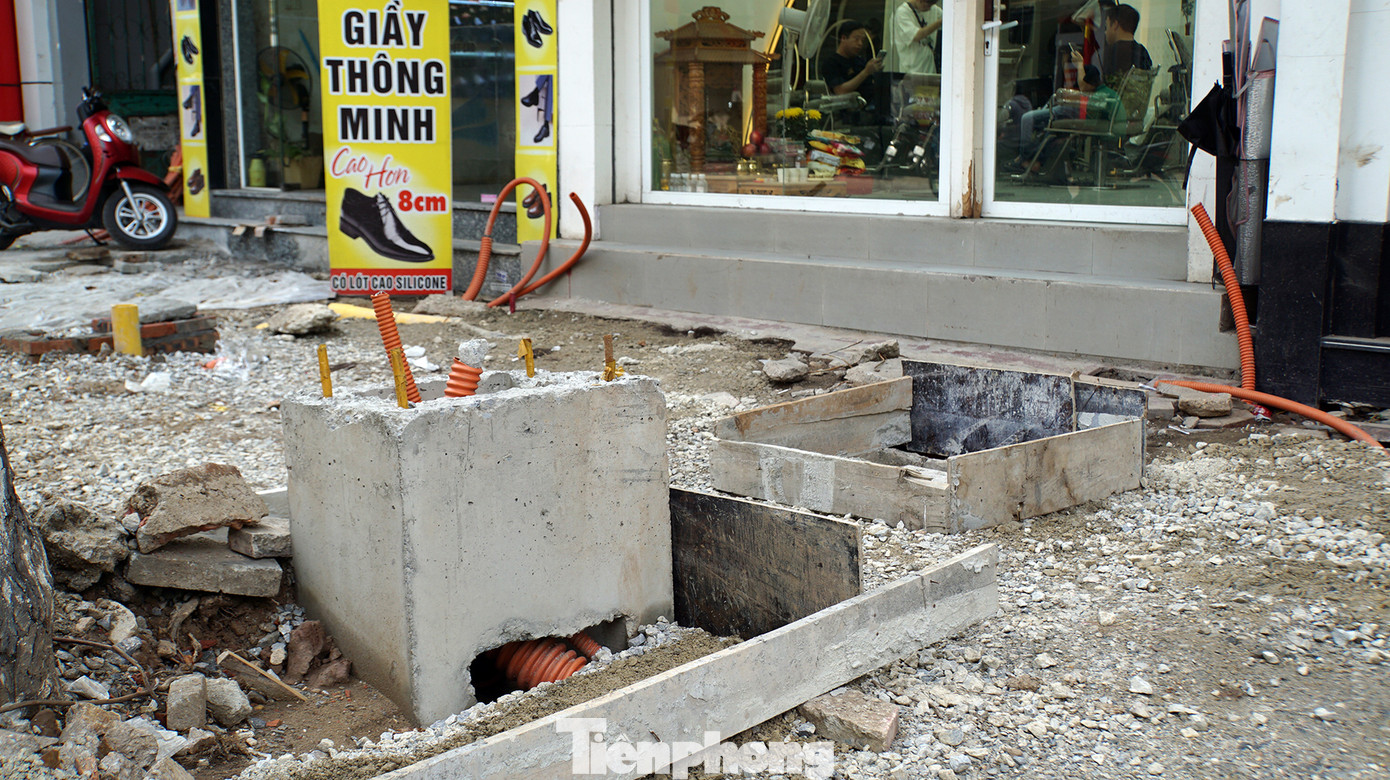 Chị Hoa (35 tuổi) chia sẻ, hàng loạt hố ga được đào xới cả tháng nhưng chưa thi công khiến các hộ dân kinh doanh mặt phố Lương Khánh Thiện khốn khổ. Nhiều cửa hàng thực phẩm ế khách, còn các cửa hàng kinh doanh mỹ phẩm, thời trang luôn trong tình trạng cửa đóng then cài trong khi chủ cơ sở kinh doanh vẫn phải đóng tiền thuê mặt bằng, tiền điện nước đầy đủ. Chị Hoa (35 tuổi) chia sẻ, hàng loạt hố ga được đào xới cả tháng nhưng chưa thi công khiến các hộ dân kinh doanh mặt phố Lương Khánh Thiện khốn khổ. Nhiều cửa hàng thực phẩm ế khách, còn các cửa hàng kinh doanh mỹ phẩm, thời trang luôn trong tình trạng cửa đóng then cài trong khi chủ cơ sở kinh doanh vẫn phải đóng tiền thuê mặt bằng, tiền điện nước đầy đủ.
