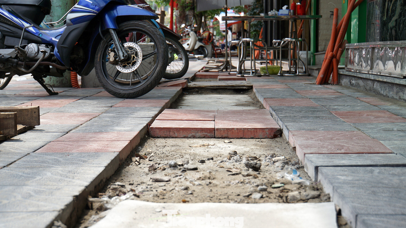 Ghi nhận của PV Tiền Phong, vỉa hè phố Cầu Đất dài khoảng 1km vẫn ngổn ngang gạch đá, vật liệu xây dựng gây ảnh hưởng cuộc sống, hoạt động kinh doanh buôn bán của người dân. Ghi nhận của PV Tiền Phong, vỉa hè phố Cầu Đất dài khoảng 1km vẫn ngổn ngang gạch đá, vật liệu xây dựng gây ảnh hưởng cuộc sống, hoạt động kinh doanh buôn bán của người dân.