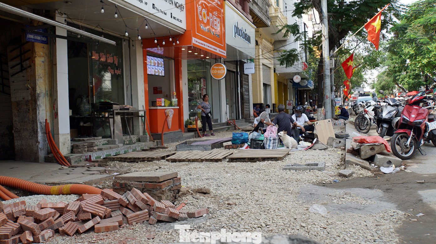 Tương tự, khu phố Lương Khánh Thiện (quận Ngô Quyền) cũng được thi công từ cuối năm 2024, song đến nay tuyến phố này vẫn ngổn ngang vật liệu, gạch đá. Hàng trăm hộ kinh doanh dọc phố trung tâm này chật vật vì không bán được hàng, cuộc sống bị đảo lộn. Tương tự, khu phố Lương Khánh Thiện (quận Ngô Quyền) cũng được thi công từ cuối năm 2024, song đến nay tuyến phố này vẫn ngổn ngang vật liệu, gạch đá. Hàng trăm hộ kinh doanh dọc phố trung tâm này chật vật vì không bán được hàng, cuộc sống bị đảo lộn.