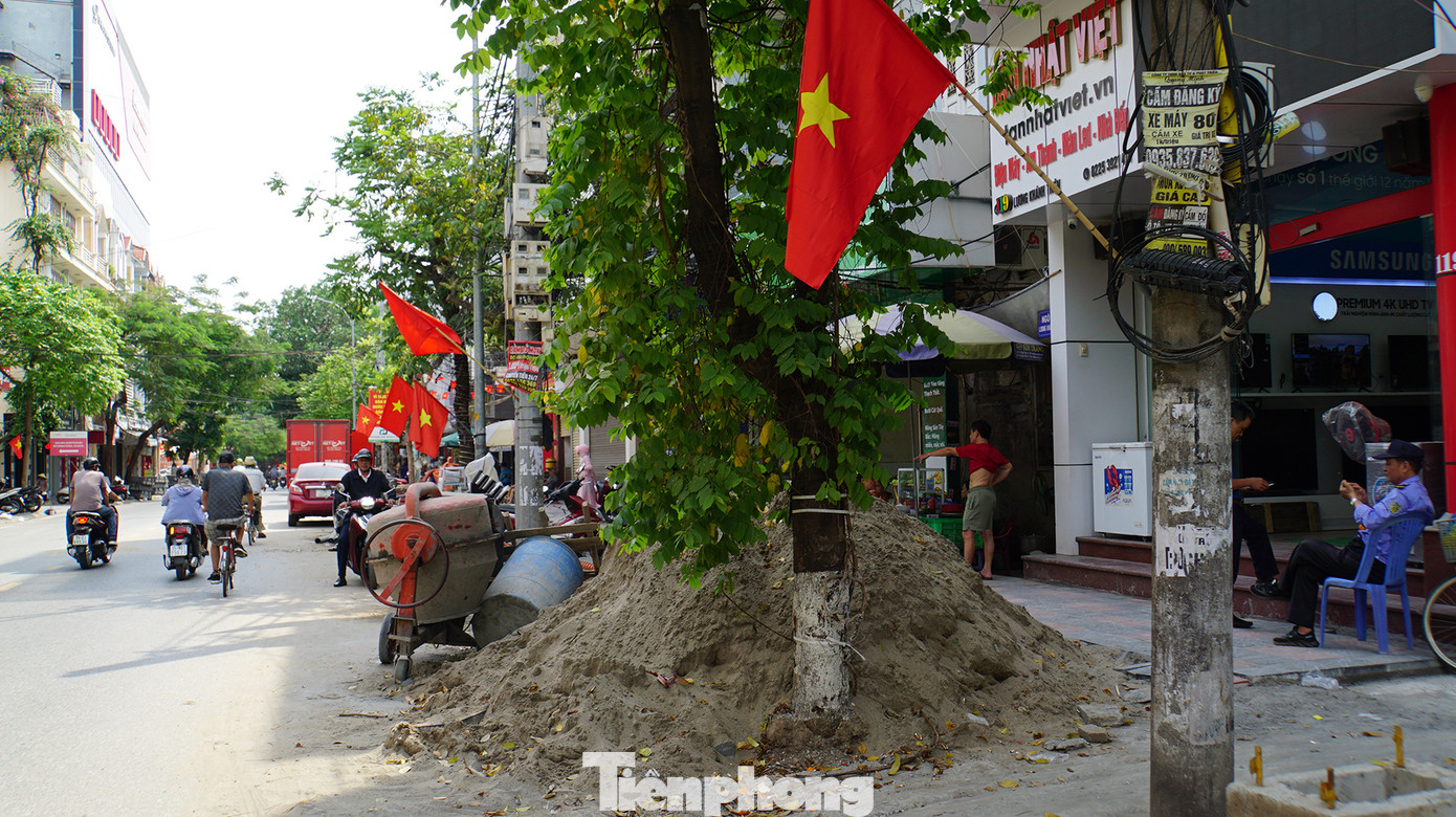 Tương tự, khu phố Lương Khánh Thiện (quận Ngô Quyền) cũng được thi công từ cuối năm 2024, song đến nay tuyến phố này vẫn ngổn ngang vật liệu, gạch đá. Hàng trăm hộ kinh doanh dọc phố trung tâm này chật vật vì không bán được hàng, cuộc sống bị đảo lộn. Tương tự, khu phố Lương Khánh Thiện (quận Ngô Quyền) cũng được thi công từ cuối năm 2024, song đến nay tuyến phố này vẫn ngổn ngang vật liệu, gạch đá. Hàng trăm hộ kinh doanh dọc phố trung tâm này chật vật vì không bán được hàng, cuộc sống bị đảo lộn.