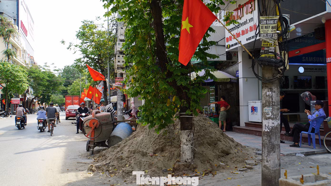 Tương tự, khu phố Lương Khánh Thiện (quận Ngô Quyền) cũng được thi công từ cuối năm 2024, song đến nay tuyến phố này vẫn ngổn ngang vật liệu, gạch đá. Hàng trăm hộ kinh doanh dọc phố trung tâm này chật vật vì không bán được hàng, cuộc sống bị đảo lộn.