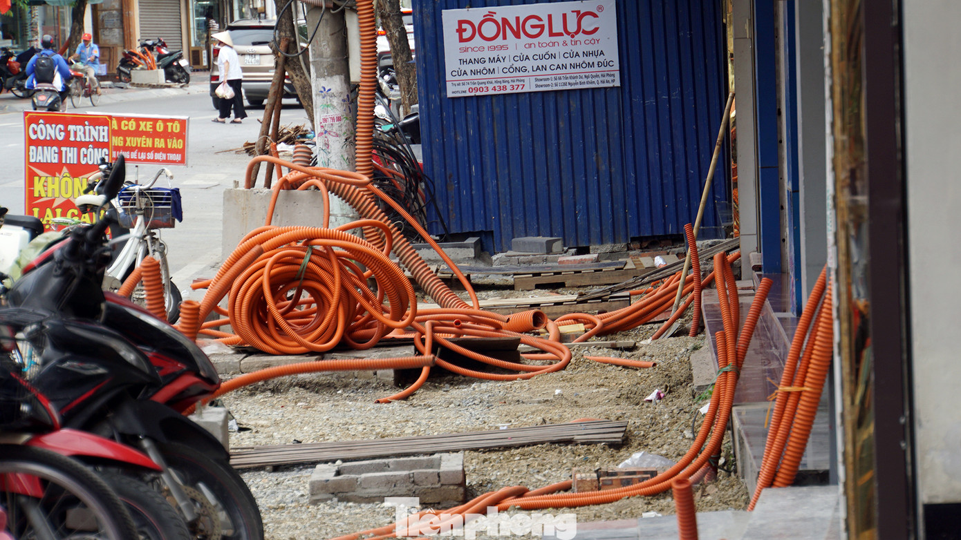 Đáng chú ý, có tình trạng lực lượng thi công di chuyển ổ điện như "cơm bữa" tại khu vực 45-47-49-51 Cầu Đất dẫn đến mâu thuẫn, ảnh hưởng đến tình hình an ninh, trật tự cả khu phố. Chính quyền địa phương đã nhiều lần họp bàn nhưng đến nay vẫn chưa có phương án giải quyết. Đáng chú ý, có tình trạng lực lượng thi công di chuyển ổ điện như "cơm bữa" tại khu vực 45-47-49-51 Cầu Đất dẫn đến mâu thuẫn, ảnh hưởng đến tình hình an ninh, trật tự cả khu phố. Chính quyền địa phương đã nhiều lần họp bàn nhưng đến nay vẫn chưa có phương án giải quyết.