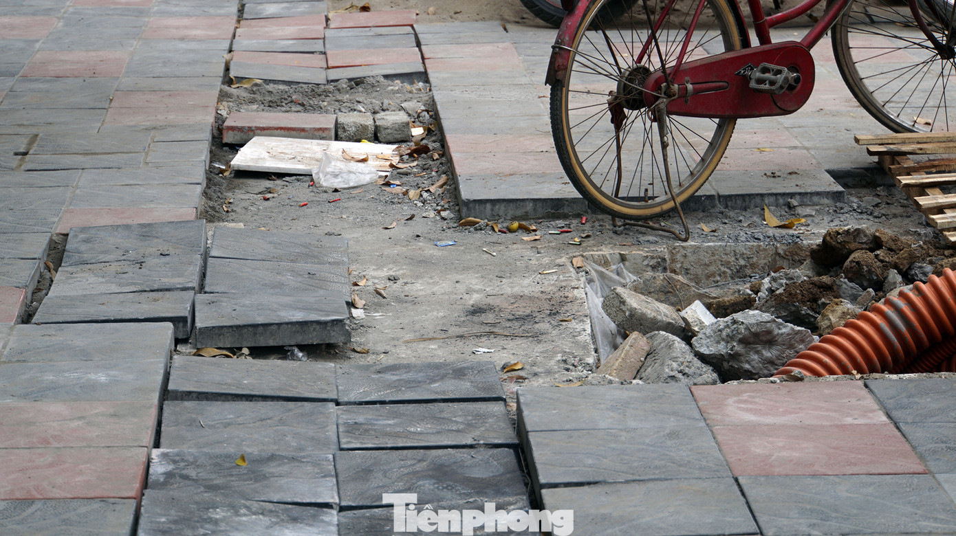 Do vật liệu ngổn ngang, đá lát dở dang trên vỉa hè khiến người dân cũng không còn lối đi bộ. Do vật liệu ngổn ngang, đá lát dở dang trên vỉa hè khiến người dân cũng không còn lối đi bộ.