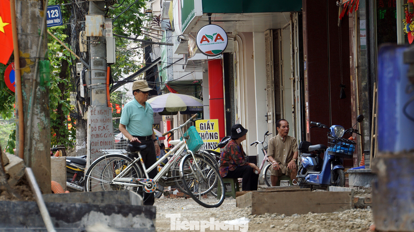 Người dân phố Lương Khánh Thiện chật vật di chuyển về nhà, vào cửa hàng. Một số người dân mưu sinh trên vỉa hè. Người dân phố Lương Khánh Thiện chật vật di chuyển về nhà, vào cửa hàng. Một số người dân mưu sinh trên vỉa hè.