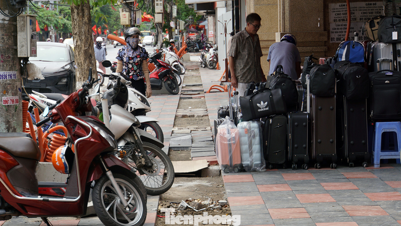 Ông Cao Xuân Đàm cũng cho biết, dọc phố dài hàng trăm mét được lát đá vỉa hè nhưng theo kiểu "gặm nhắm", "xôi đỗ". Ông Cao Xuân Đàm cũng cho biết, dọc phố dài hàng trăm mét được lát đá vỉa hè nhưng theo kiểu "gặm nhắm", "xôi đỗ".