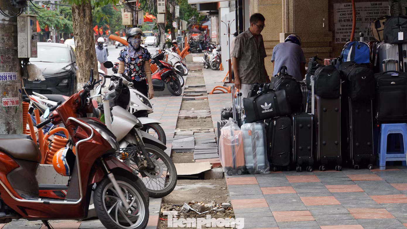 Ông Cao Xuân Đàm cũng cho biết, dọc phố dài hàng trăm mét được lát đá vỉa hè nhưng theo kiểu "gặm nhắm", "xôi đỗ".