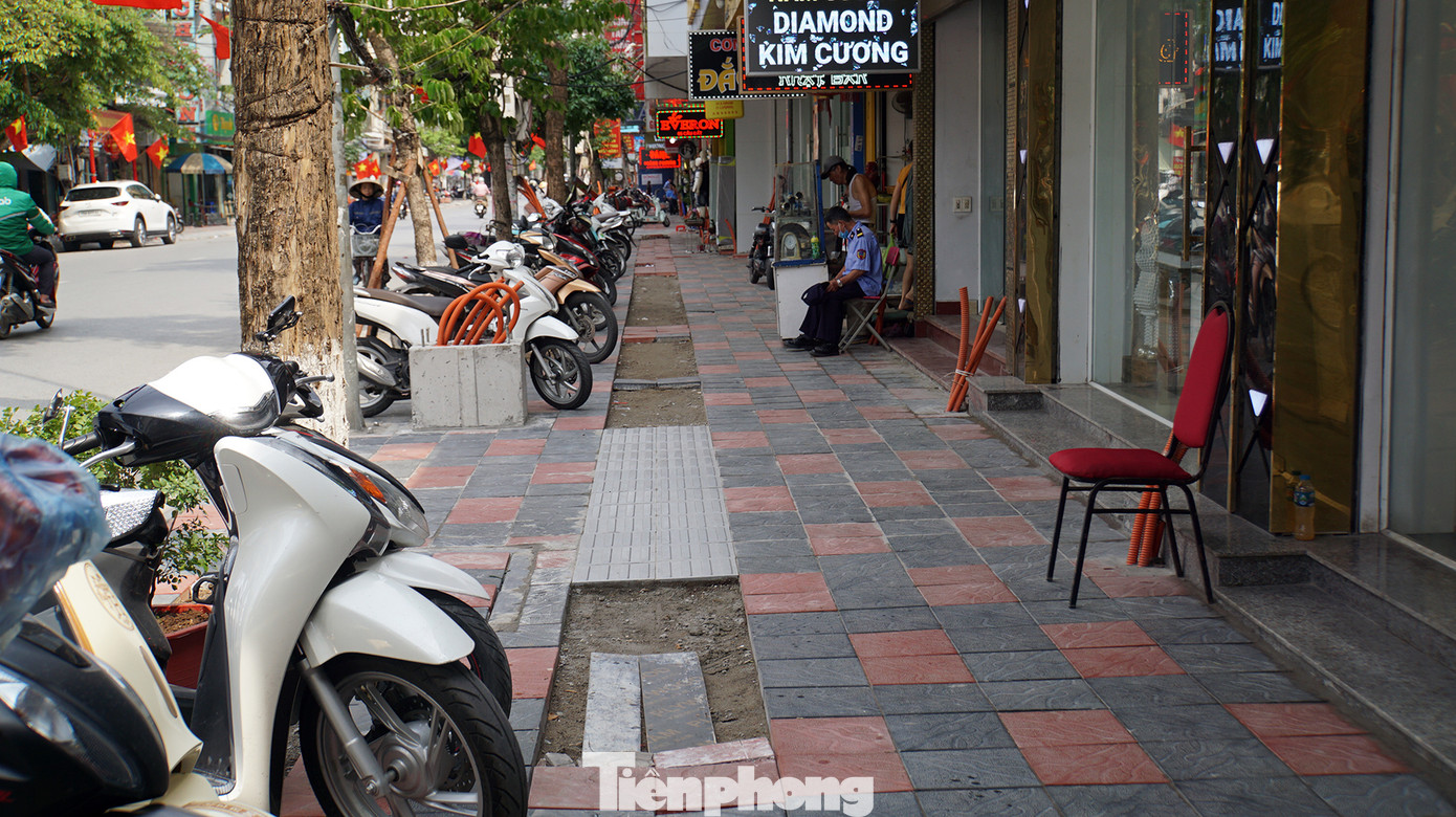 Ông Cao Xuân Đàm cũng cho biết, dọc phố dài hàng trăm mét được lát đá vỉa hè nhưng theo kiểu "gặm nhắm", "xôi đỗ". Ông Cao Xuân Đàm cũng cho biết, dọc phố dài hàng trăm mét được lát đá vỉa hè nhưng theo kiểu "gặm nhắm", "xôi đỗ".