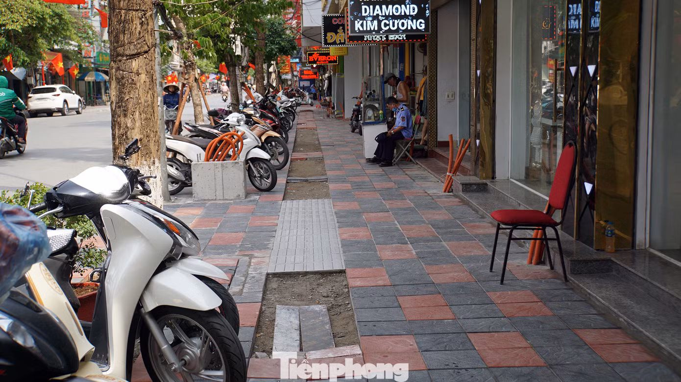 Ông Cao Xuân Đàm cũng cho biết, dọc phố dài hàng trăm mét được lát đá vỉa hè nhưng theo kiểu "gặm nhắm", "xôi đỗ".