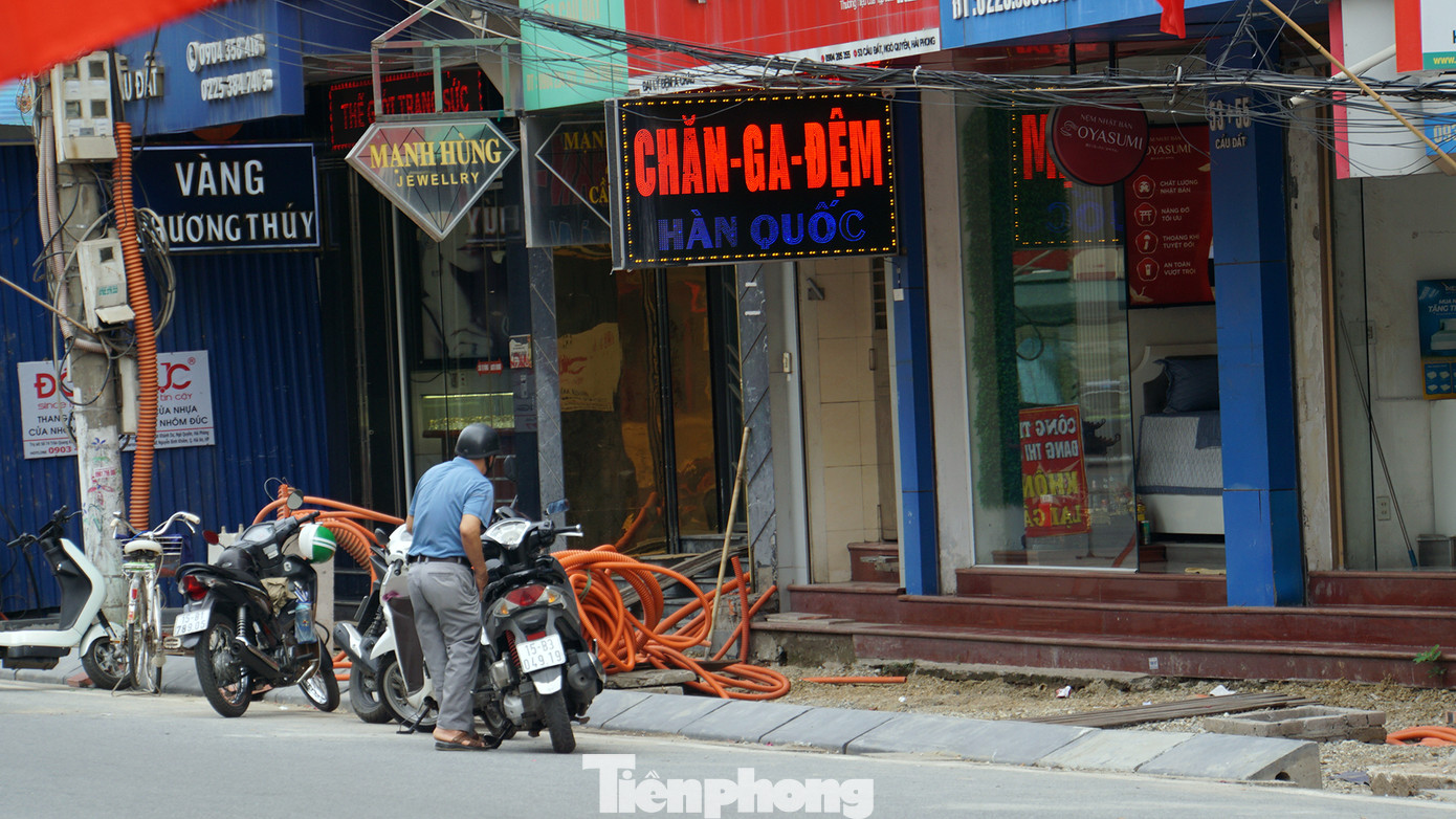 Đáng chú ý, có tình trạng lực lượng thi công di chuyển ổ điện như "cơm bữa" tại khu vực 45-47-49-51 Cầu Đất dẫn đến mâu thuẫn, ảnh hưởng đến tình hình an ninh, trật tự cả khu phố. Chính quyền địa phương đã nhiều lần họp bàn nhưng đến nay vẫn chưa có phương án giải quyết. Đáng chú ý, có tình trạng lực lượng thi công di chuyển ổ điện như "cơm bữa" tại khu vực 45-47-49-51 Cầu Đất dẫn đến mâu thuẫn, ảnh hưởng đến tình hình an ninh, trật tự cả khu phố. Chính quyền địa phương đã nhiều lần họp bàn nhưng đến nay vẫn chưa có phương án giải quyết.
