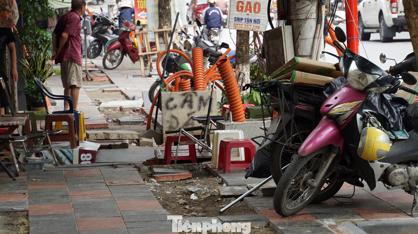 Vỉa hè phố Cầu Đất thi công từ cuối năm 2024 đến giữa năm 2025 vẫn ngổn ngang, nguy cơ chậm tiến độ.