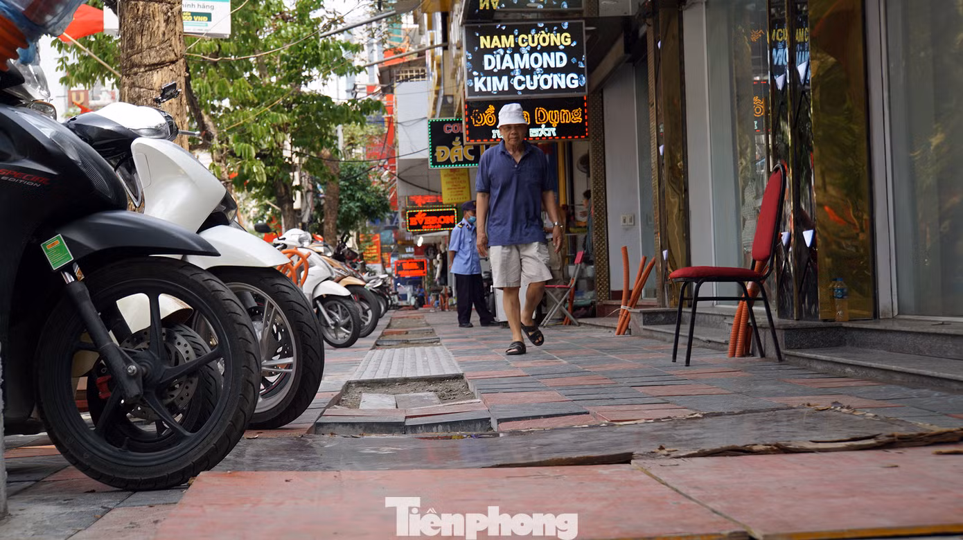 Năm 2024, TP Hải Phòng giao Sở GTVT (nay là Sở Xây dựng) thực hiện 10 dự án sửa chữa 18 tuyến phố trung tâm như: Cầu Đất, Lương Khánh Thiện, Nguyễn Khuyến, Trần Nhật Duật (quận Ngô Quyền); đường Trần Quang Khải, Lý Tự Trọng, Lê Đại Hành, Minh Khai, Hồ Xuân Hương (quận Hồng Bàng)...