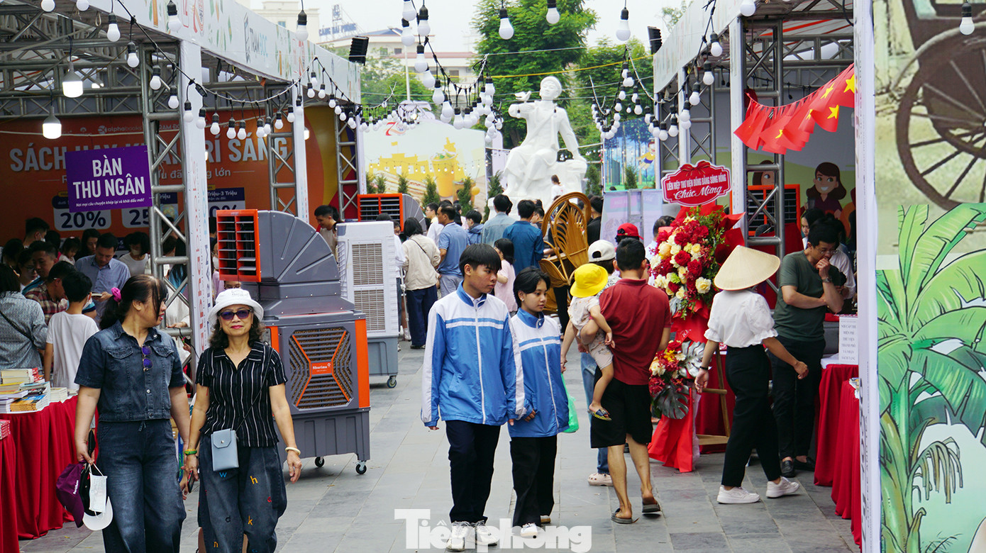 16 gian trưng bày, giới thiệu sách giá ưu đãi của 15 nhà xuất bản, nhà sách nổi tiếng như: Tiền Phong, Kim Đồng, Thái Hà, Nhã Nam... tại công viên Kim Đồng, thuộc dải vườn hoa trung tâm TP Hải Phòng.