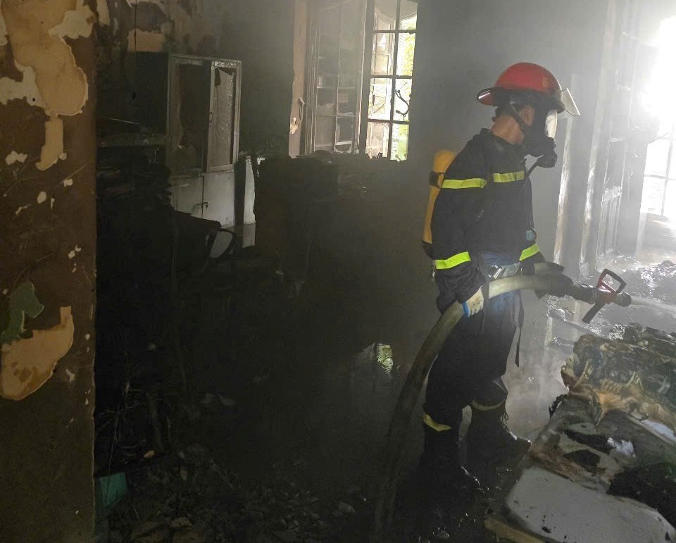 Cảnh sát khống chế ngọn lửa tại hiện trường.