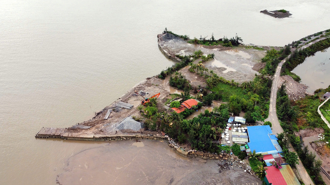 Bãi tập kết vật liệu tại khu Ninh Tiếp (Đặc khu Cát Hải, TP Hải Phòng) có hoạt động xây dựng, kè cọc bê tông ra mặt nước trái phép.