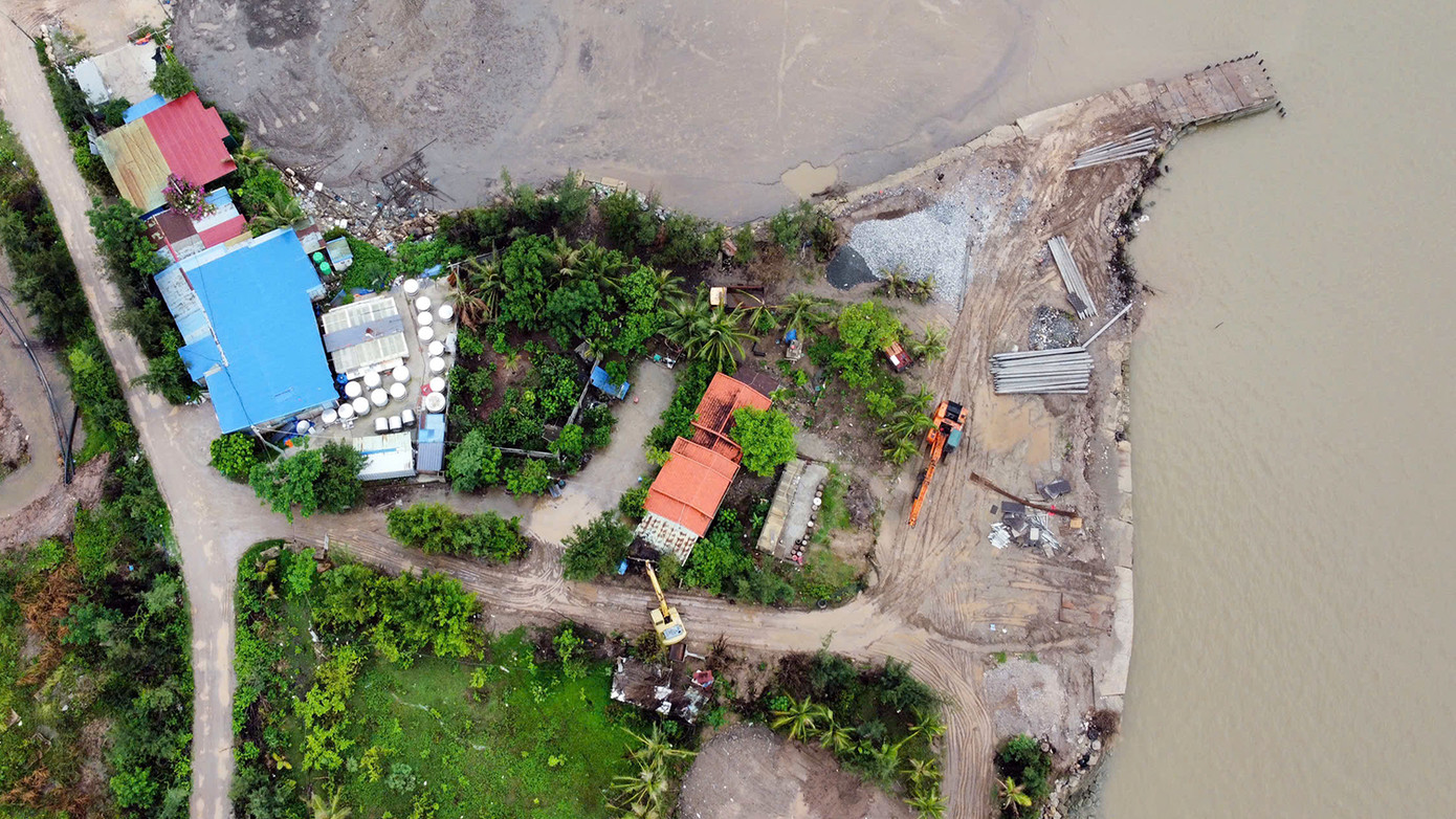 Bờ kè khu vực bãi tập kết vật liệu dài hàng chục mét ngổn ngang vật liệu xây dựng, cọc bê tông, có hoạt động xây dựng trái phép diễn ra dài ngày nhưng không được lực lượng chức năng kịp thời ngăn chặn.