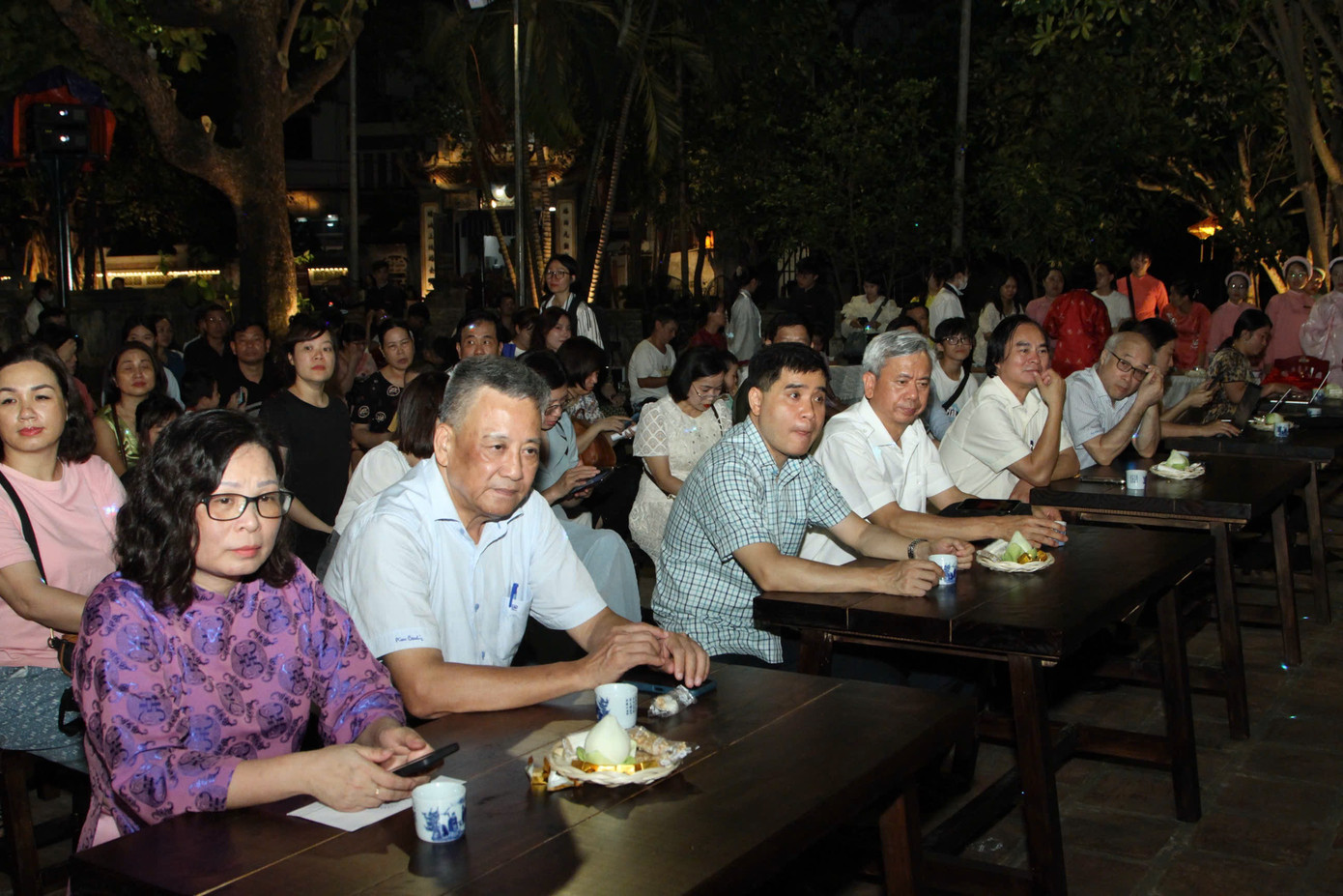 Các đại biểu và người dân Hải Phòng xem tour đêm "Dấu thiêng Hàng Kênh" trong buổi ra mắt.
