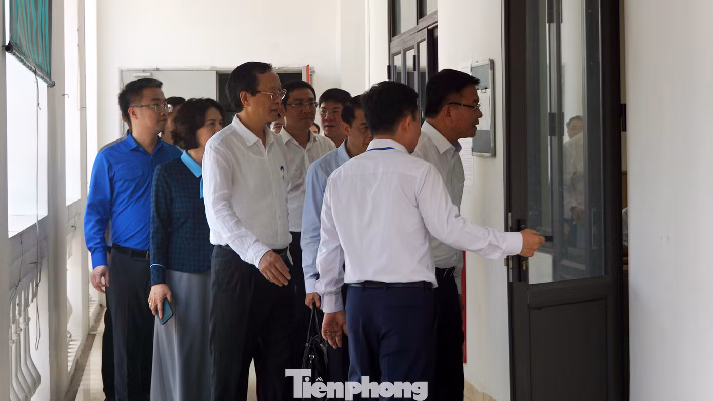 Phó Thủ tướng Lê Thành Long và đoàn công tác kiểm tra, thị sát công tác chuẩn bị tại điểm thi Trường THPT Hồng Bàng, TP Hải Phòng chiều 25/6.