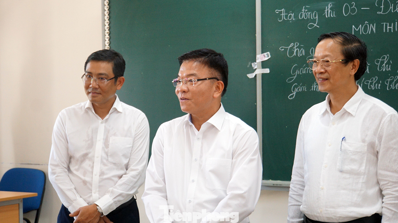 Phó Thủ tướng Lê Thành Long và đoàn công tác kiểm tra, thị sát công tác chuẩn bị tại điểm thi Trường THPT Hồng Bàng, TP Hải Phòng chiều 25/6. Phó Thủ tướng Lê Thành Long và đoàn công tác kiểm tra, thị sát công tác chuẩn bị tại điểm thi Trường THPT Hồng Bàng, TP Hải Phòng chiều 25/6.