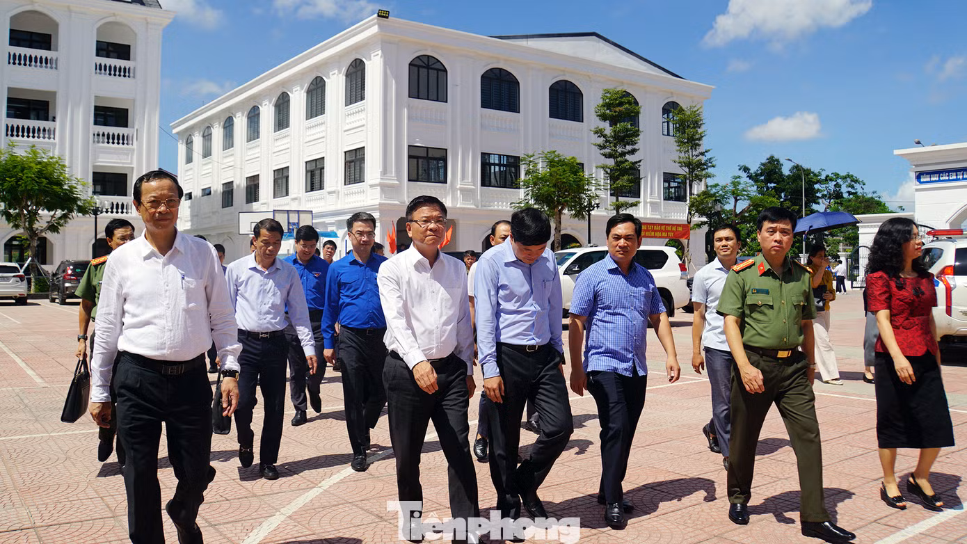 Phó Thủ tướng Lê Thành Long và đoàn công tác kiểm tra, thị sát công tác chuẩn bị tại điểm thi Trường THPT Hồng Bàng, TP Hải Phòng chiều 25/6.